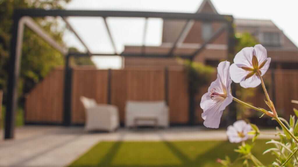 Achtertuin met buitenkamer en pergola
