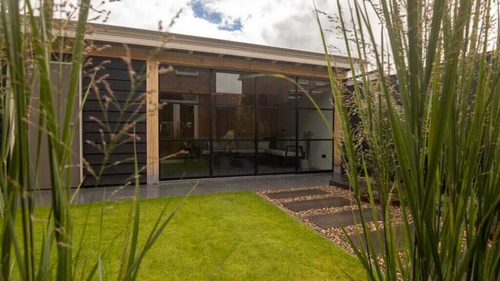 Voor- en achtertuin, met tuinkamer en schuur